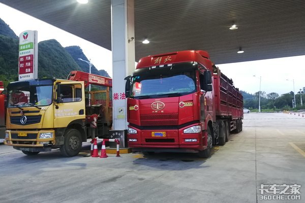 以往饭店吃大餐，如今路边瞎凑合，但卡车司机依旧乐在其中