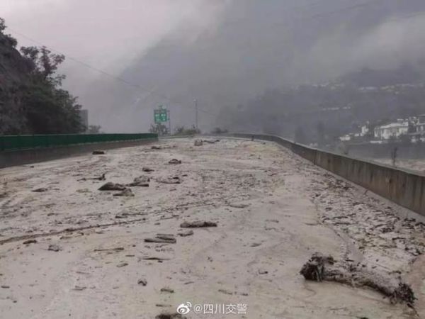 四川：受暴雨泥石流影响多处交通已中断