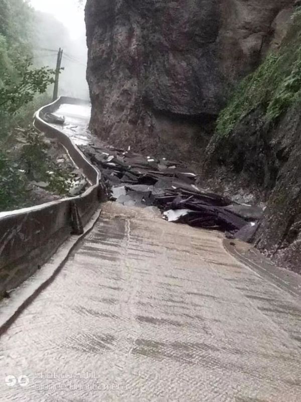 四川：受暴雨泥石流影响多处交通已中断
