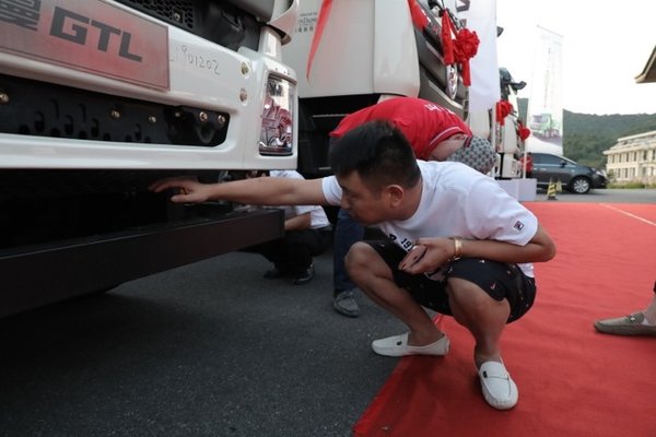 �û����ڴ��ĳ��ͣ�ŷ����������ж˫��