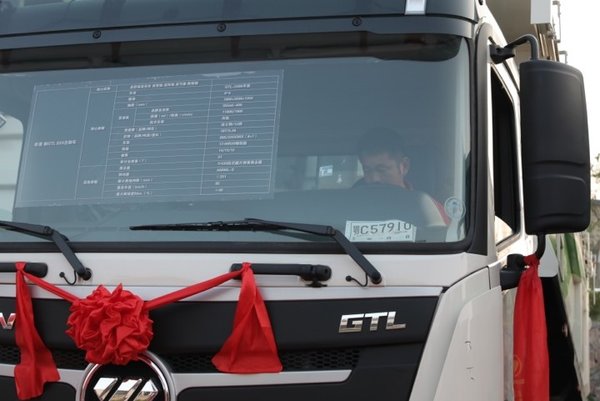 �û����ڴ��ĳ��ͣ�ŷ����������ж˫��