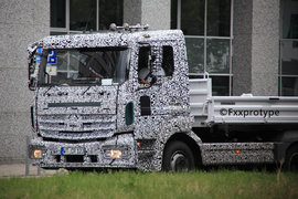 奔驰新款卡车路试谍照