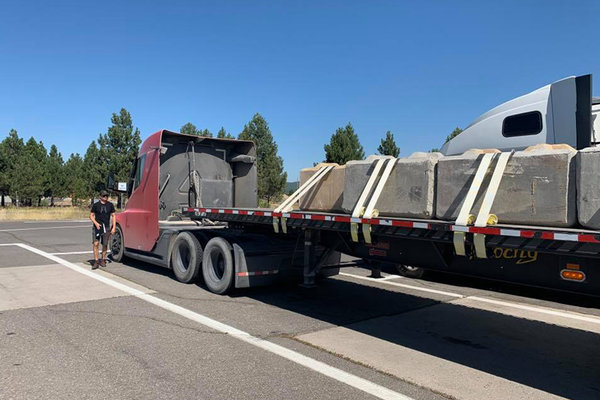 低顶 6X4 特斯拉Semi 纯电动牵引车路试