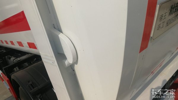 餐廚垃圾車看上去簡單，上裝卻這么復雜