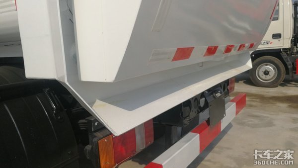 餐廚垃圾車看上去簡單，上裝卻這么復雜