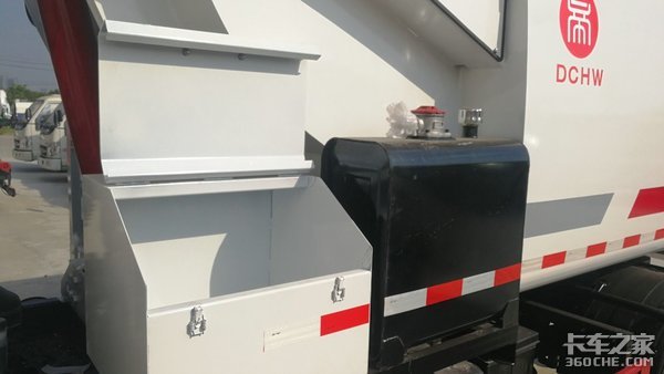 餐廚垃圾車看上去簡單，上裝卻這么復雜