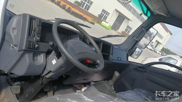 實(shí)拍慶鈴五十鈴垃圾車底盤，改進(jìn)了不少