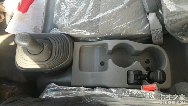 實(shí)拍慶鈴五十鈴垃圾車底盤，改進(jìn)了不少
