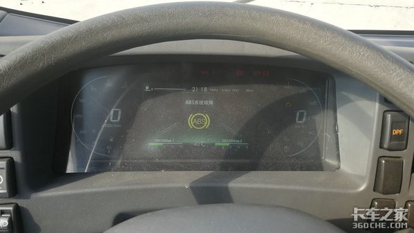 實(shí)拍慶鈴五十鈴垃圾車底盤，改進(jìn)了不少