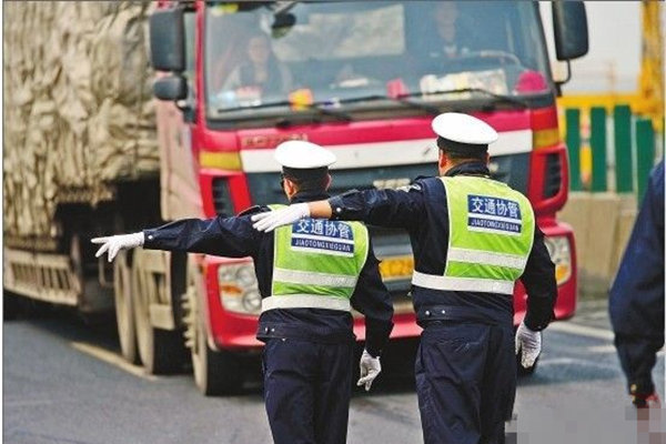 司机看过来 山东高速局地禁行5轴货车