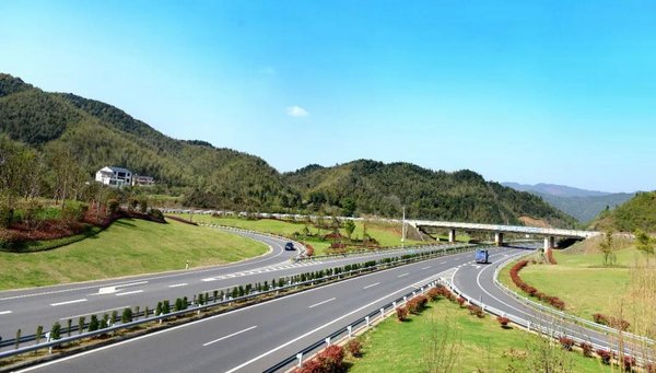 ȥ��ȫ���շѹ�·����ͨ�з�917.8��Ԫ