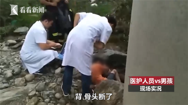 货车起火父子跳桥 孩子获救童言戳心！