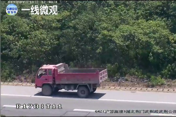 高速路上秀操作？ 监控：再见了！12分