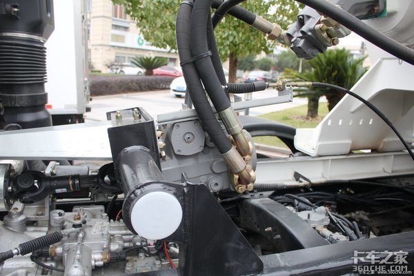 液壓油泵再驅(qū)動攪拌車上裝的其他執(zhí)行部件