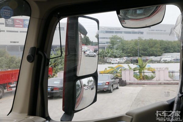 欧洲卡车标配门镜，日系卡车偏爱外摆镜，你喜欢哪一种？