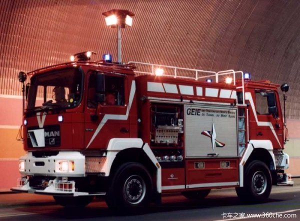 奔驰“双头”消防车即将进入中国，我打赌你没见过