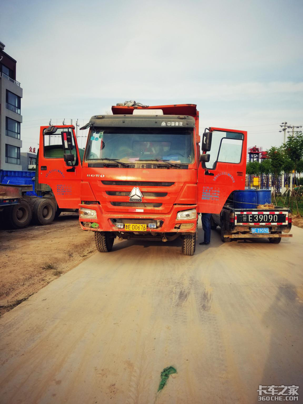 发动机皮实耐用，详解重汽豪沃渣土车