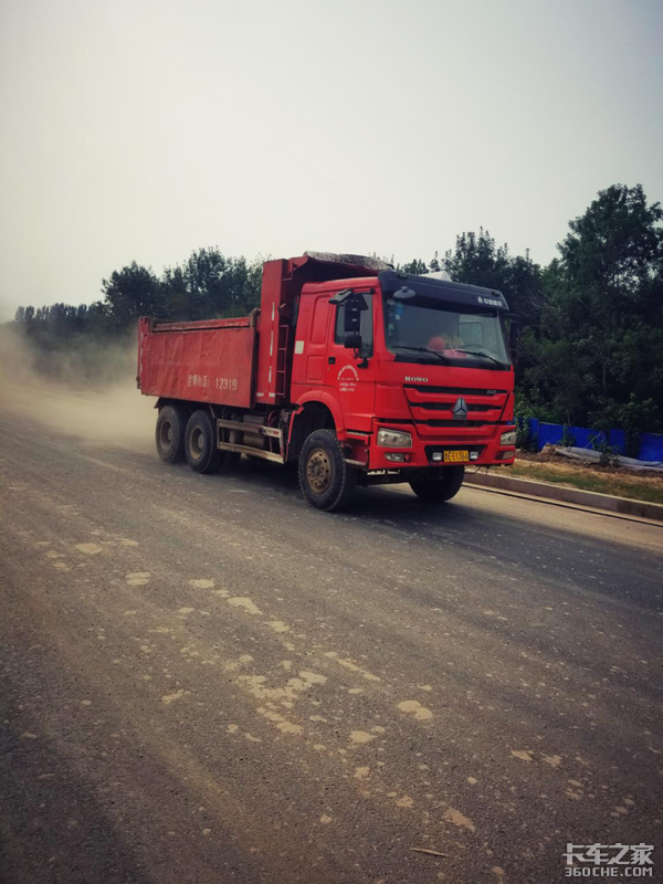 发动机皮实耐用，详解重汽豪沃渣土车