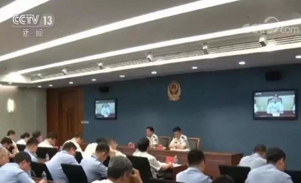 公安部：将要严查货车超载等7大违法！