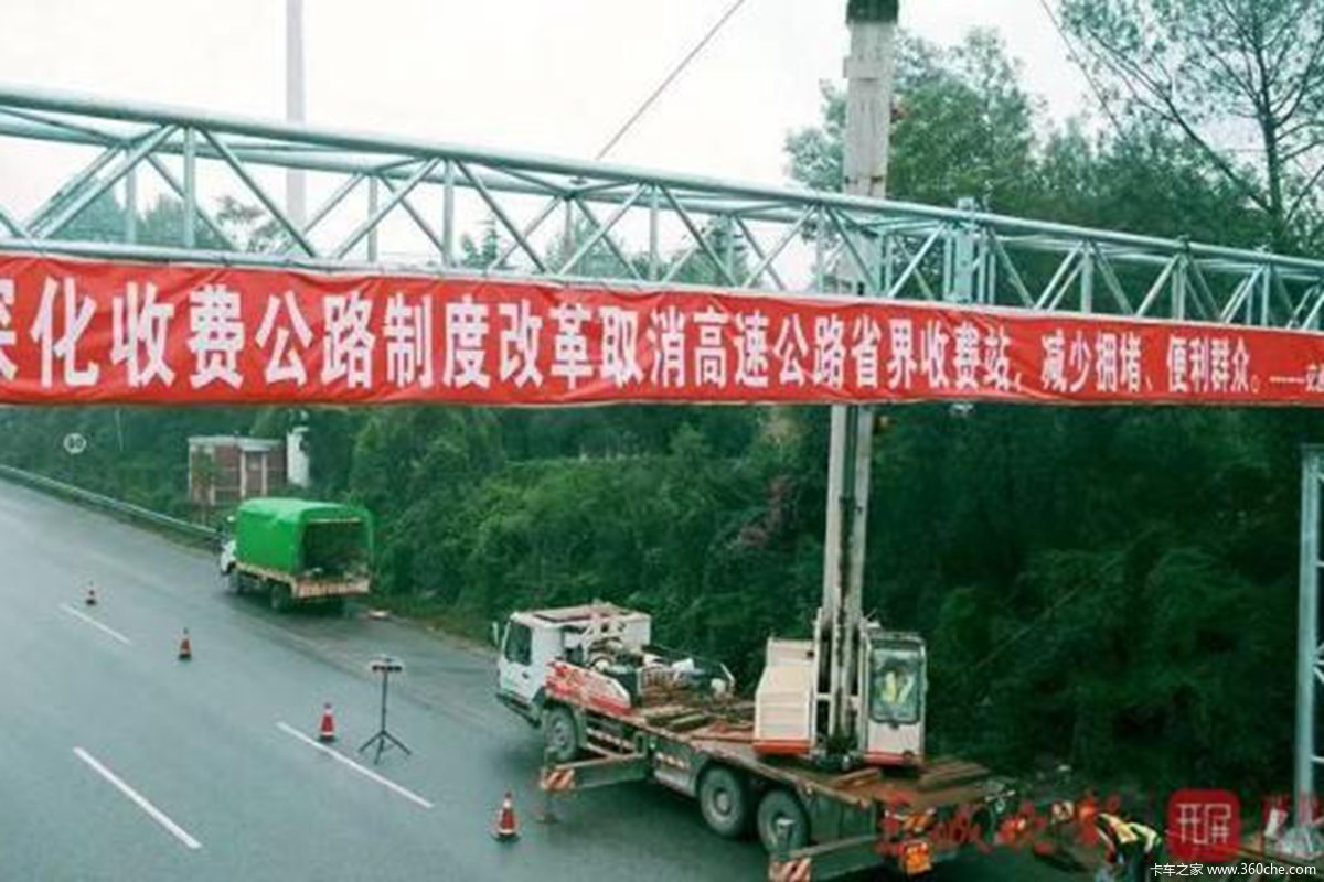 昆安高速:首个双向ETC门架已吊装完成