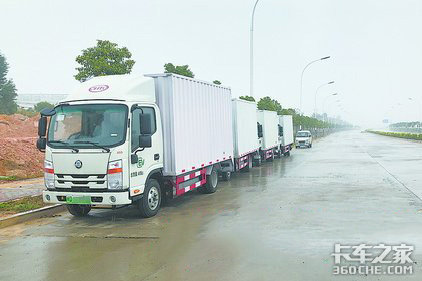 高速行车：怎样变道才会相对安全一些？