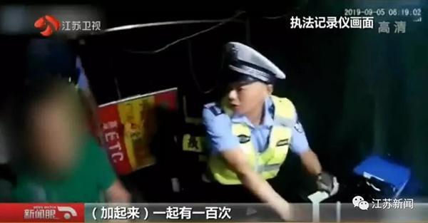 司机2年上百次疲驾临驶! 交警耐烦劝导