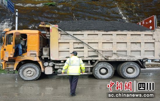 ���ˣ���չ����Υ������&nbsp;��Ƿ���װ4��