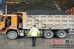 ���ˣ���չ����Υ������ ��Ƿ���װ4��