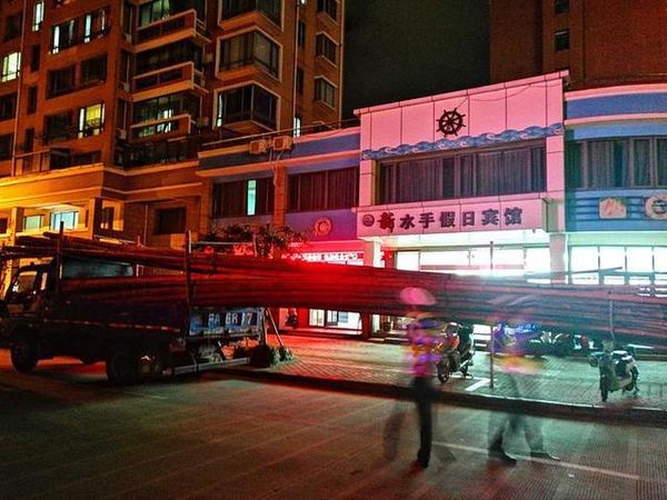 小货车变身“大卡车”货物竟然超长9米