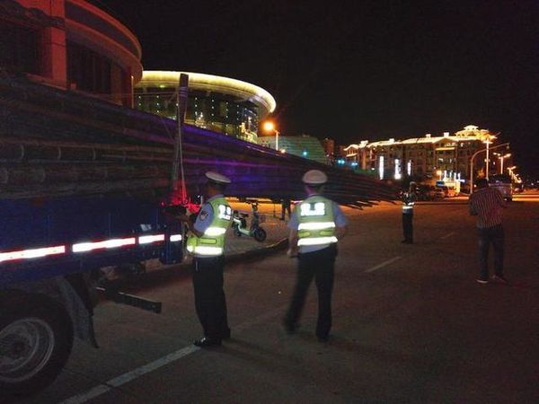 小货车变身“大卡车”货物竟然超长9米