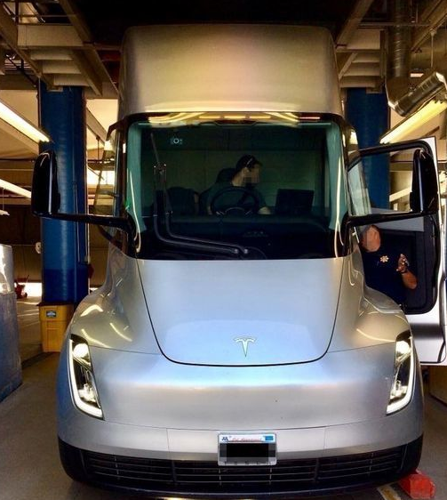 自动驾驶让司机放肆沉睡 特斯拉:今后必须定期扭转方向盘