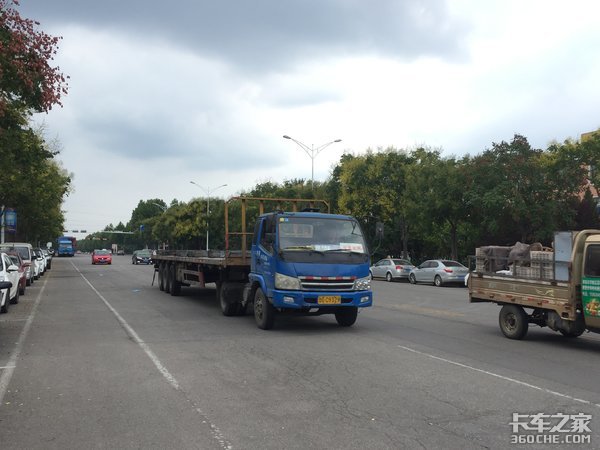 比4X2车型更省油，拉10吨很轻松，这种轻型牵引车很实用