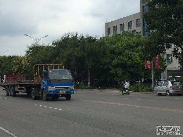 比4X2车型更省油，拉10吨很轻松，这种轻型牵引车很实用