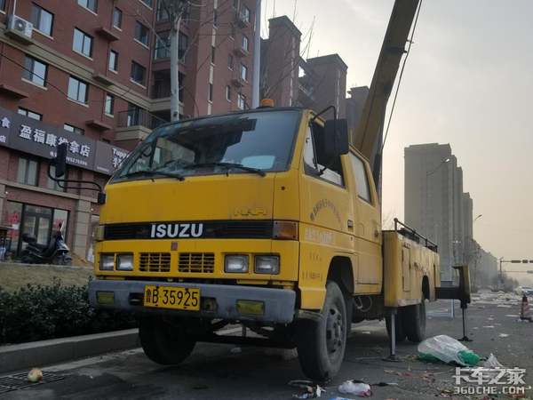 熟悉的四眼仔 实拍五十铃NKR路灯检修车