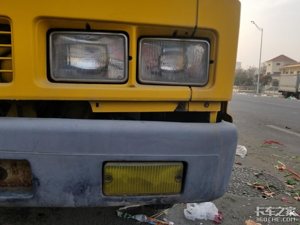 熟悉的四眼仔 实拍五十铃NKR路灯检修车