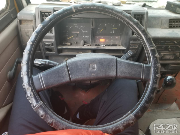 熟悉的四眼仔 实拍五十铃NKR路灯检修车