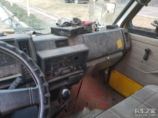 熟悉的四眼仔 实拍五十铃NKR路灯检修车