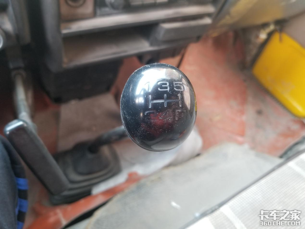 熟悉的四眼仔 实拍五十铃NKR路灯检修车