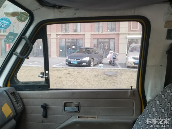 熟悉的四眼仔 实拍五十铃NKR路灯检修车