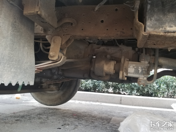 熟悉的四眼仔 实拍五十铃NKR路灯检修车