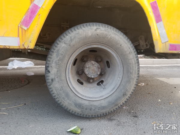 熟悉的四眼仔 实拍五十铃NKR路灯检修车