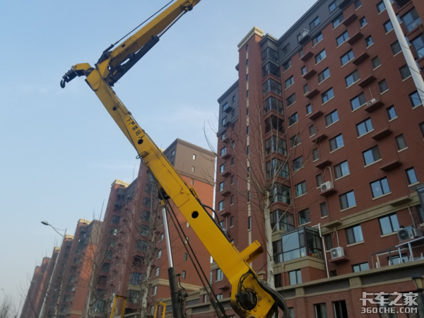 熟悉的四眼仔 实拍五十铃NKR路灯检修车