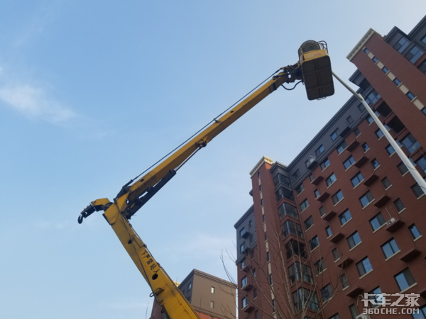 熟悉的四眼仔 实拍五十铃NKR路灯检修车