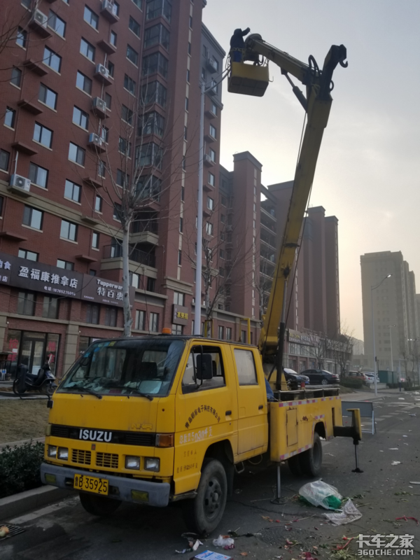 熟悉的四眼仔 实拍五十铃NKR路灯检修车