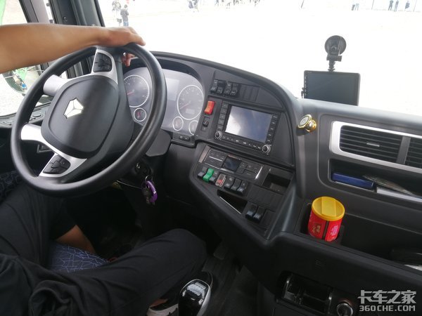 月入过万,拉赛车的卡车司机太舒服了吧