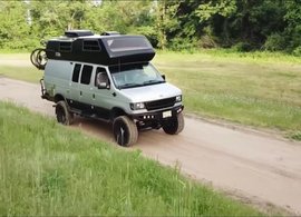 适合2到3人外出撒野的皮卡房车 生活区和休息区都很舒适