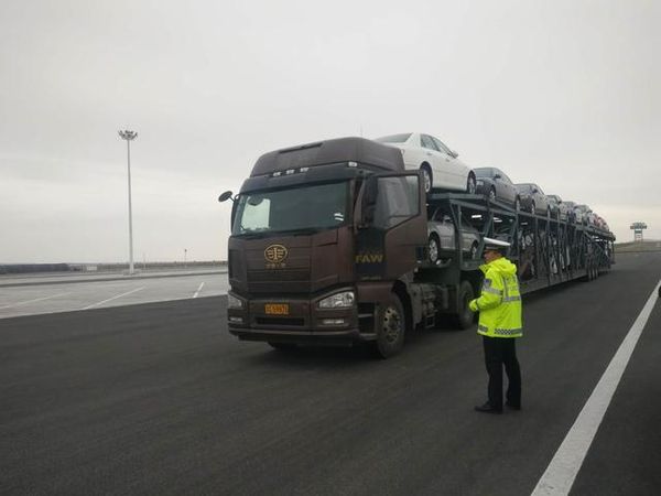 交警答疑：高速公路上违停会怎么处罚？