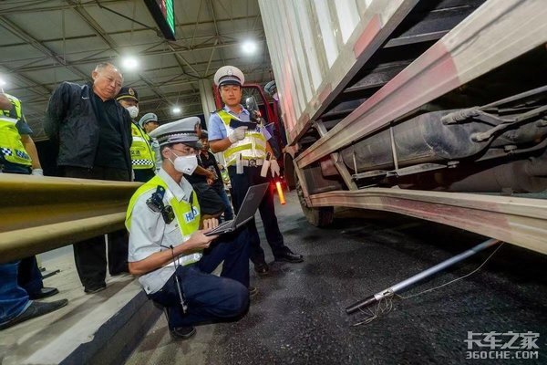 40岁了还在开货车，我还要继续坚持下去