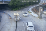 小货车边跑边漏油 经过的电动车悲剧了
