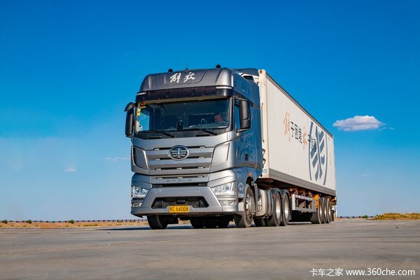 售价50多万，值吗？总重49吨，3419公里体验豪华版解放J7